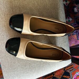 Clarks Women's Two-Tone Black and Tan pumps